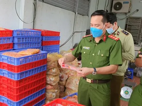 Phát hiện 2 tấn thực phẩm đông lạnh, bánh trung thu không rõ nguồn gốc