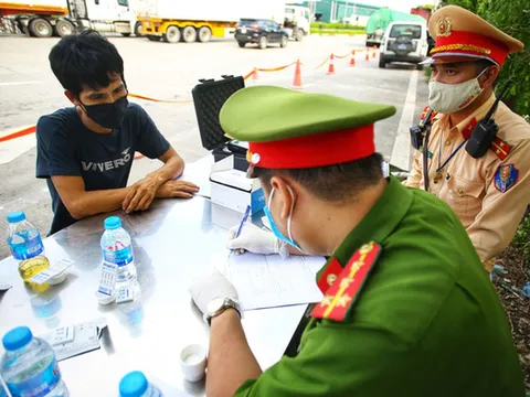 Phát hiện 2 tài xế dương tính với ma túy khi đang lái xe trên cao tốc