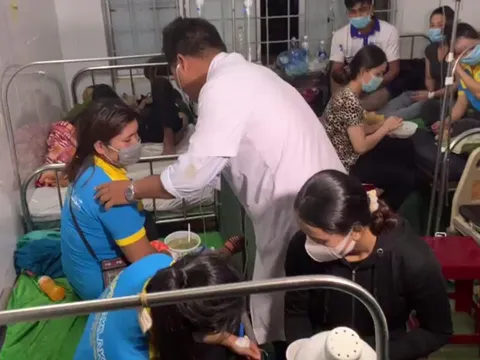 Hàng chục công nhân nhập viện cấp cứu sau khi ăn bánh mì