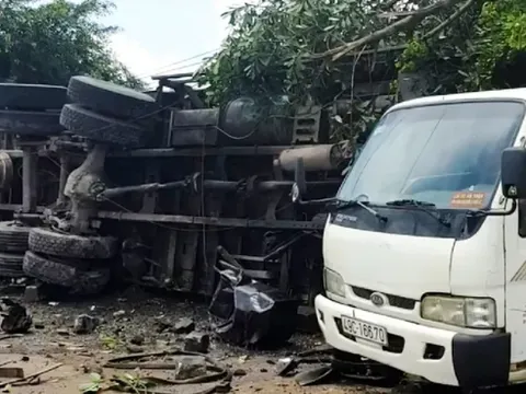 Xe tải mất lái đâm liên hoàn khiến người đứng trên vỉa hè tử vong