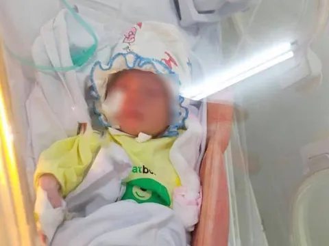 Người thân của cháu bé bị bỏ rơi giữa khe tường ở Hà Nội đã đến nhận