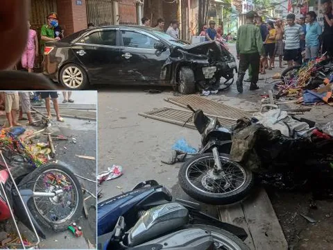 Xe 'điên' phóng tốc độ cao, tông hàng loạt xe máy đang đi trên đường ở Hà Nội