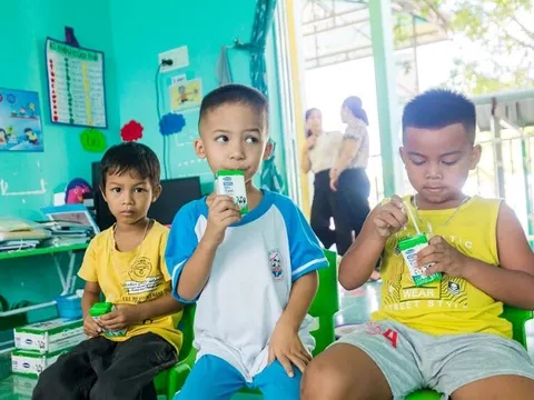 Muôn vàn tâm tư của bố mẹ khi trẻ tựu trường mùa dịch 