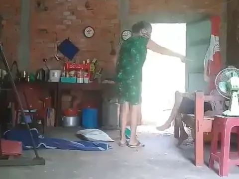 Long An: Công an vào cuộc vụ cụ bà bị con gái đánh đập, đổ phân lên đầu
