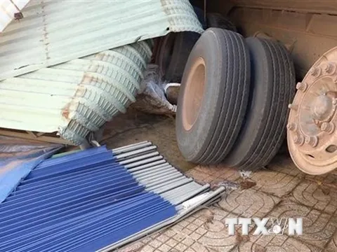 Xe container mất lái tông liên tiếp vào 4 nhà dân