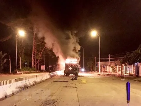 Gia Lai: Xe khách bốc cháy trong đêm, 21 người kịp thời thoát nạn