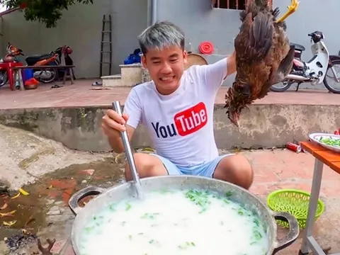 Hưng Vlog bị 7,5 triệu đồng vì nấu cháo gà nguyên lông