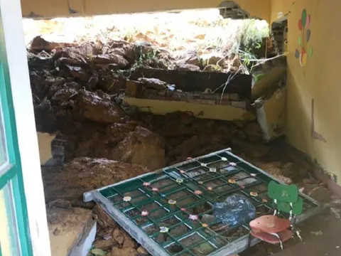 Lào Cai: Sạt lở đất đá trong đêm, một lớp học bị vùi lấp