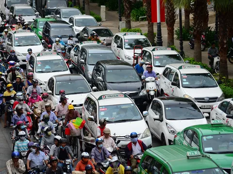 Cấm taxi ở một số tuyến phố nội đô: Có bất công cho taxi truyền thống?