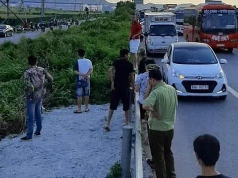 Tài xế xe bán tải đâm tử vong cảnh sát cơ động rồi bỏ trốn