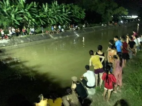 Bốn ông cháu đi xe máy thăm đồng lao xuống kênh, hai cháu chết, ông mất tích