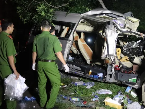 Khởi tố lái xe giao phụ xe điều khiển xe gây tai nạn làm 8 người tử vong