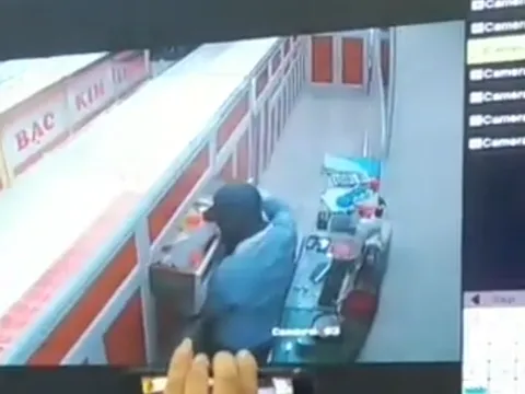 Tạm giữ nam sinh lớp 9 đột nhập tiệm vàng trộm 400 triệu