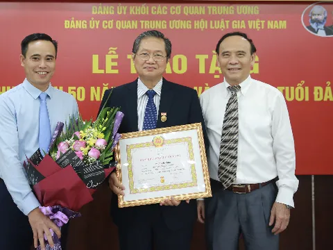 Hội Luật gia Việt Nam tổ chức lễ trao huy hiệu 50 năm, 45 năm, 40 năm tuổi Đảng