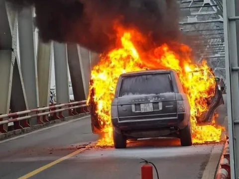 Hà Nội: Xe Range Rover bốc cháy ngùn ngụt trên cầu Chương Dương