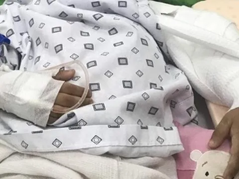 Vụ trẻ mầm non bị ngã gãy tay trong trường học: Sở GD&ĐT Hà Nội yêu cầu xác minh