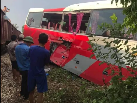 Hà Nội: Xe 45 chỗ chở học sinh va chạm tàu hoả, nhiều em bị thương