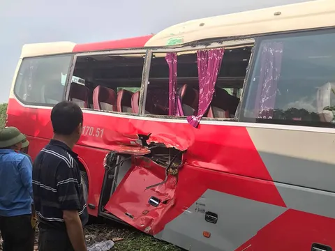 Vụ xe chở học sinh bị tàu hỏa đâm: Lái xe cố tình vượt dù đã được cảnh báo