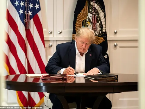 Nhà Trắng công bố hình ảnh Tổng thống Trump cặm cụi làm việc trong bệnh viện