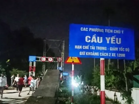 Ô tô 7 chỗ va chạm xe máy rồi lao xuống sông ở Nghệ An, ít nhất 4 người tử vong