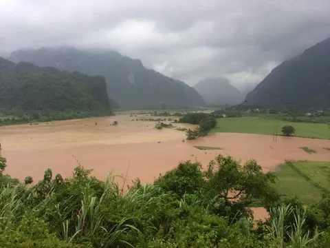 Mưa lớn, nhiều địa phương ở miền Trung ngập trong nước lũ
