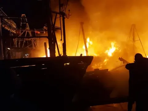 Nghệ An: 4 tàu cá bốc cháy dữ dội trong đêm