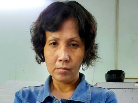 Khởi tố người phụ nữ xúi 'con nuôi' trộm tiền của bà già bán nước