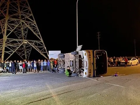 Quảng Ninh: Ô tô chở 40 công nhân bị lật: 1 người chết, nhiều người khác bị thương