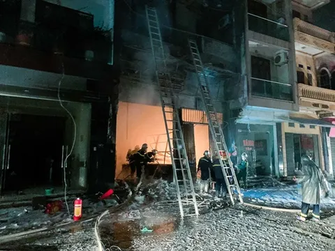 Hà Nội: Cháy lớn tại cửa hàng kinh doanh gas, 5 người mắc kẹt