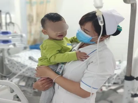 Uống nhầm dầu xoa bóp, bé trai 2 tuổi nhập viện cấp cứu