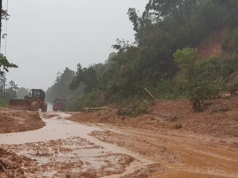 Quảng Trị: Sạt lở đất nghiêm trọng, nhiều cán bộ chiến sĩ bị vùi lấp