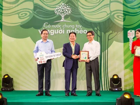 Các doanh nghiệp của 'Bầu Hiển' ủng hộ 30 tỷ đồng cho Quỹ 'Vì người nghèo' Trung ương