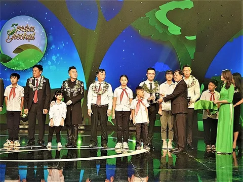 Vinamilk 'Trao cơ hội đi học, cho cơ hội đổi đời' cùng chương trình 'Cặp lá yêu thương'