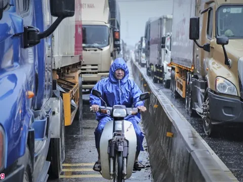 Quảng Bình: Quốc lộ bị ngập sâu xếp dài cả km, xe cộ chờ hàng giờ để qua điểm lụt