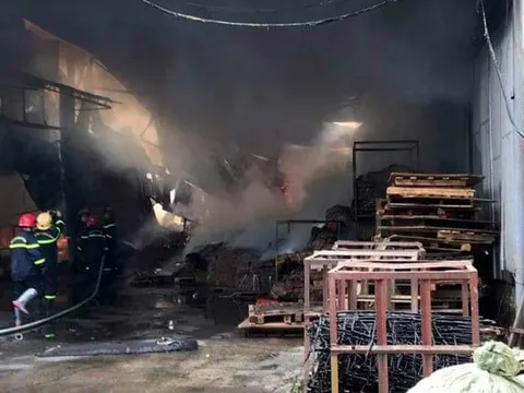 TP.HCM: Cháy lớn tại xưởng gỗ rộng hơn 100m2, nhiều tài sản bị thiêu rụi