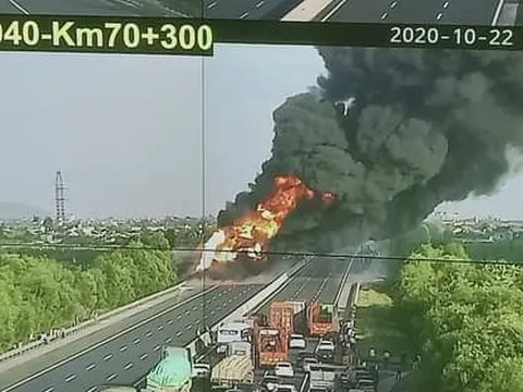 Xe bồn chở xăng bất ngờ bốc cháy trên cao tốc Hà Nội - Hải Phòng