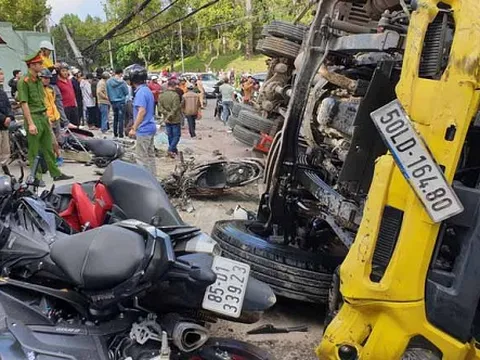 Xe tải trôi dốc tông vào hàng loạt xe máy