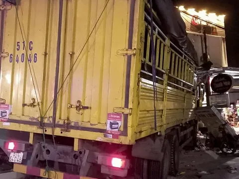 Va chạm với ô tô 7 chỗ, xe tải lao vào nhà dân khiến 3 người tử vong