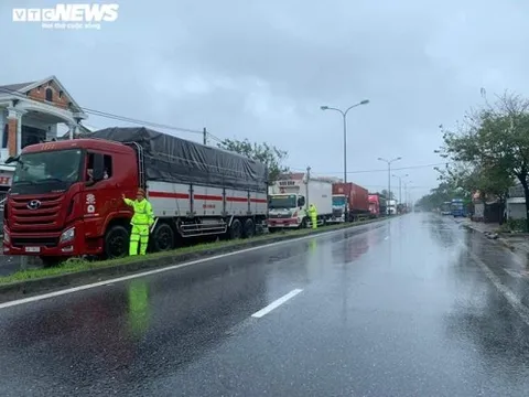 CSGT và người dân Huế phát cơm miễn phí cho hành khách mắc kẹt do bão số 9