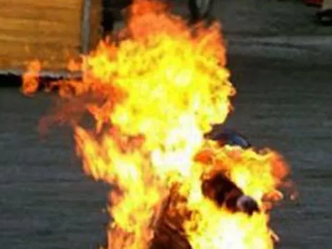 Người đàn ông chém vợ chồng thông gia rồi đổ xăng lên người tự thiêu