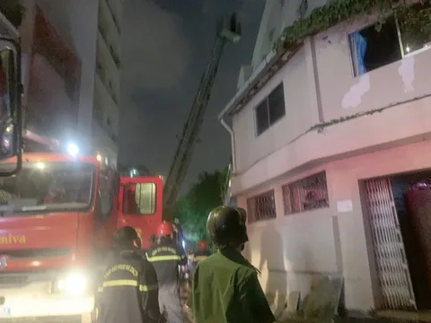 TP.HCM: Cháy lớn tại khách sạn Đệ Nhất, đưa nhiều người ngoại quốc ra ngoài