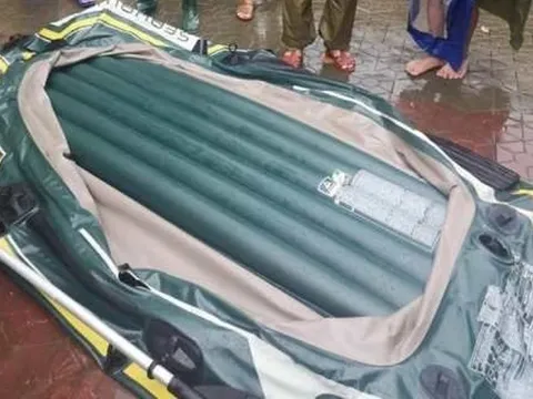 Khởi tố đối tượng dùng dao chém hỏng thuyền của đoàn cứu hộ