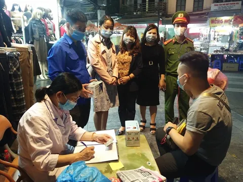 Không đeo khẩu trang không được vào phố đi bộ Hoàn Kiếm