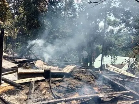 Bố mẹ đi vắng, 2 chị em tử vong trong ngôi nhà bốc cháy