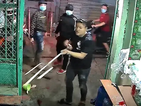 Người đàn ông bị 10 đối tượng tấn công khi đang đứng bấm điện thoại