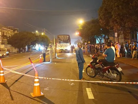 Bình Dương: Bé gái 14 tuổi chạy xe máy tông vào đuôi ô tô tải, tử vong tại chỗ
