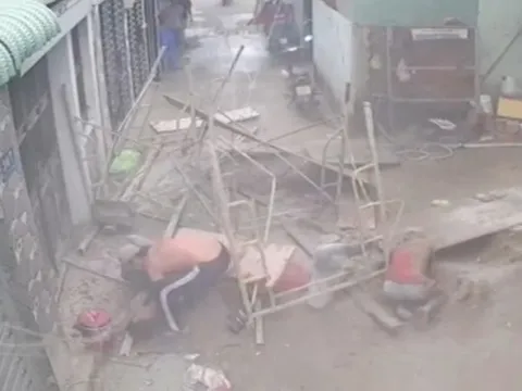 TP.HCM: Sập giàn giáo công trình, 3 công nhân nhập viện