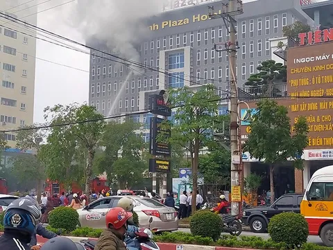 Nghệ An: Khách sạn Vinh Plaza bất ngờ bốc cháy