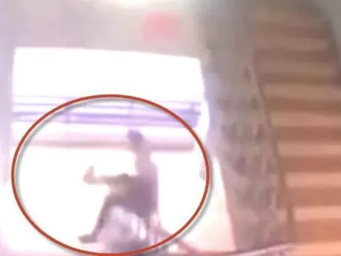 Nam thanh niên tử vong dưới chân cầu thang trong phòng trọ