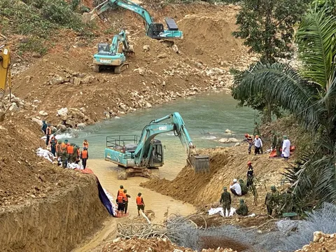 Cơ bản hoàn thành đắp đập, nắn dòng Rào Trăng để tìm kiếm người mất tích
